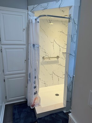 Combined shower/tub, hair dryer, towels, shampoo - Super close to campus and Lloyd Noble Center. Clean home with updated kitchen. (Norman)