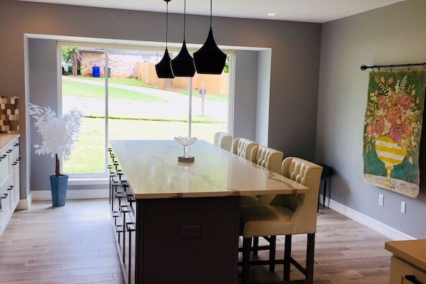 Kitchen/bar area - seats 4