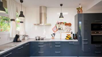 Een koelkast, een magnetron, een oven, een kookplaat