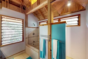 シャワー付き浴槽、タオル、石鹸、シャンプー