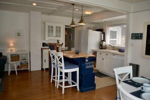 Dining - Historic Cannon Beach Home - 50 Steps From The Sand - West Presidential Streets (Cannon Beach)
