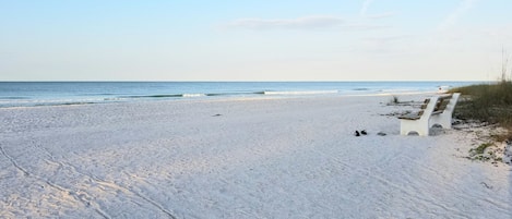 Vlak bij het strand, ligstoelen aan het strand, strandlakens