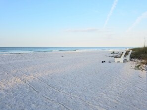 在海灘附近、躺椅、沙灘巾