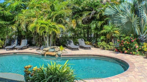 Palm Oasis East Villa, Shared Heated Salt Pool, Steps to the Beach, Ground Level