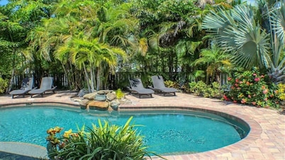 Palm Oasis East Villa, Shared Heated Salt Pool, Steps to the Beach, Ground Level