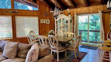 Smart TV, lareira, DVD player, livros