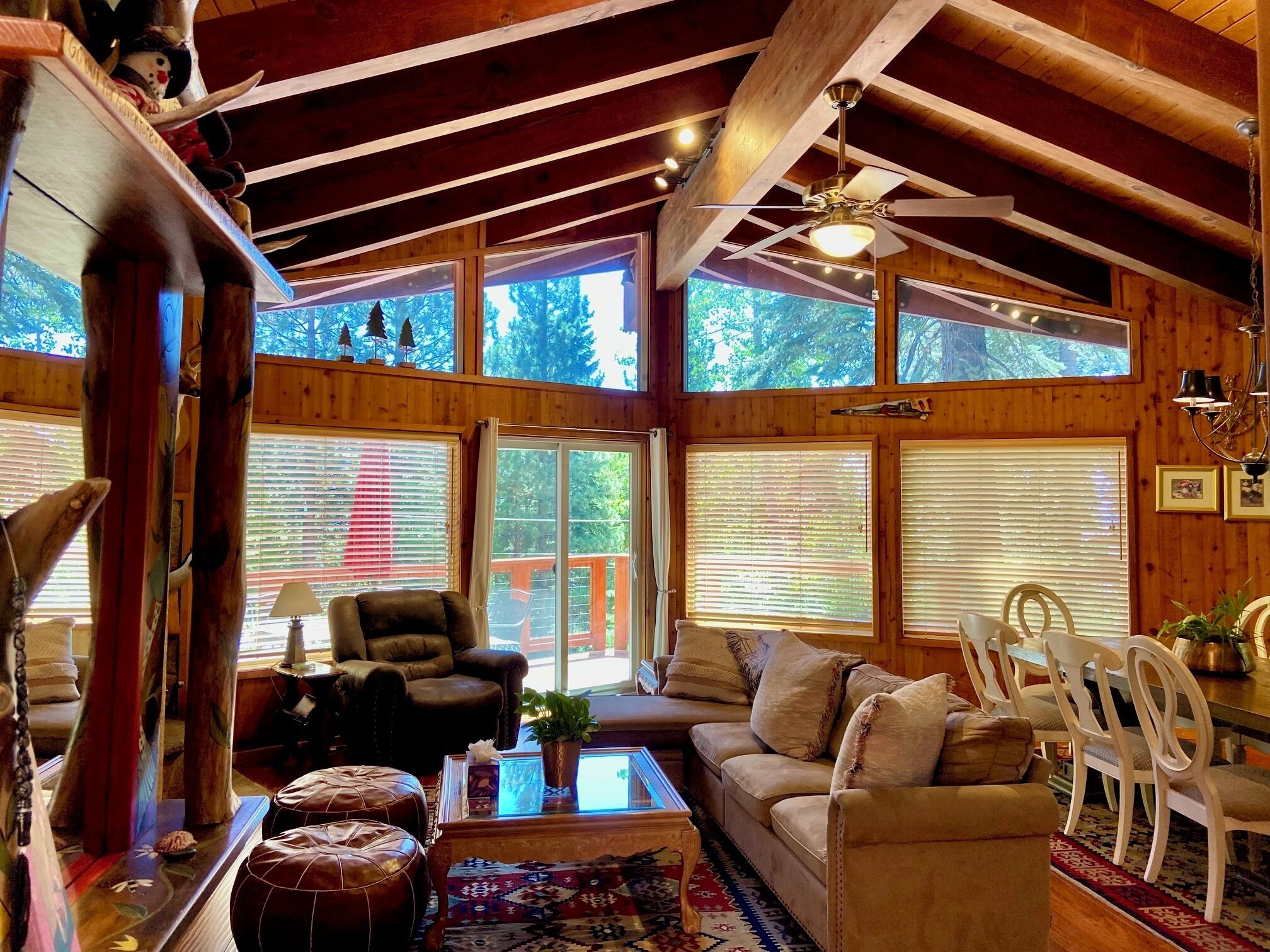 Una Smart TV, una chimenea, un reproductor de DVD, libros