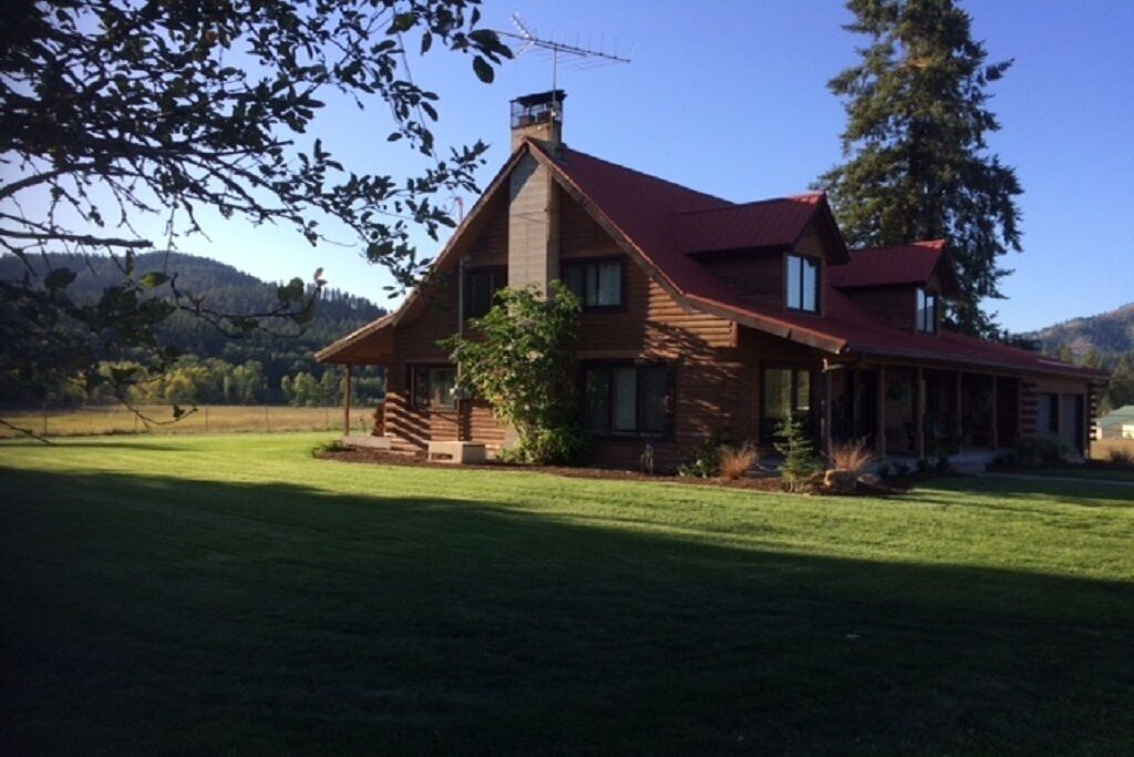 Log Home Getaway Surrounded by meadows & Mountains