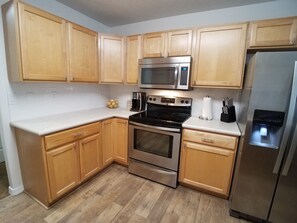 Réfrigérateur, micro-ondes, plaque de cuisson, lave-vaisselle