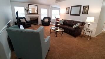 Smart-TV, Kamin, DVD-Player, Bücher