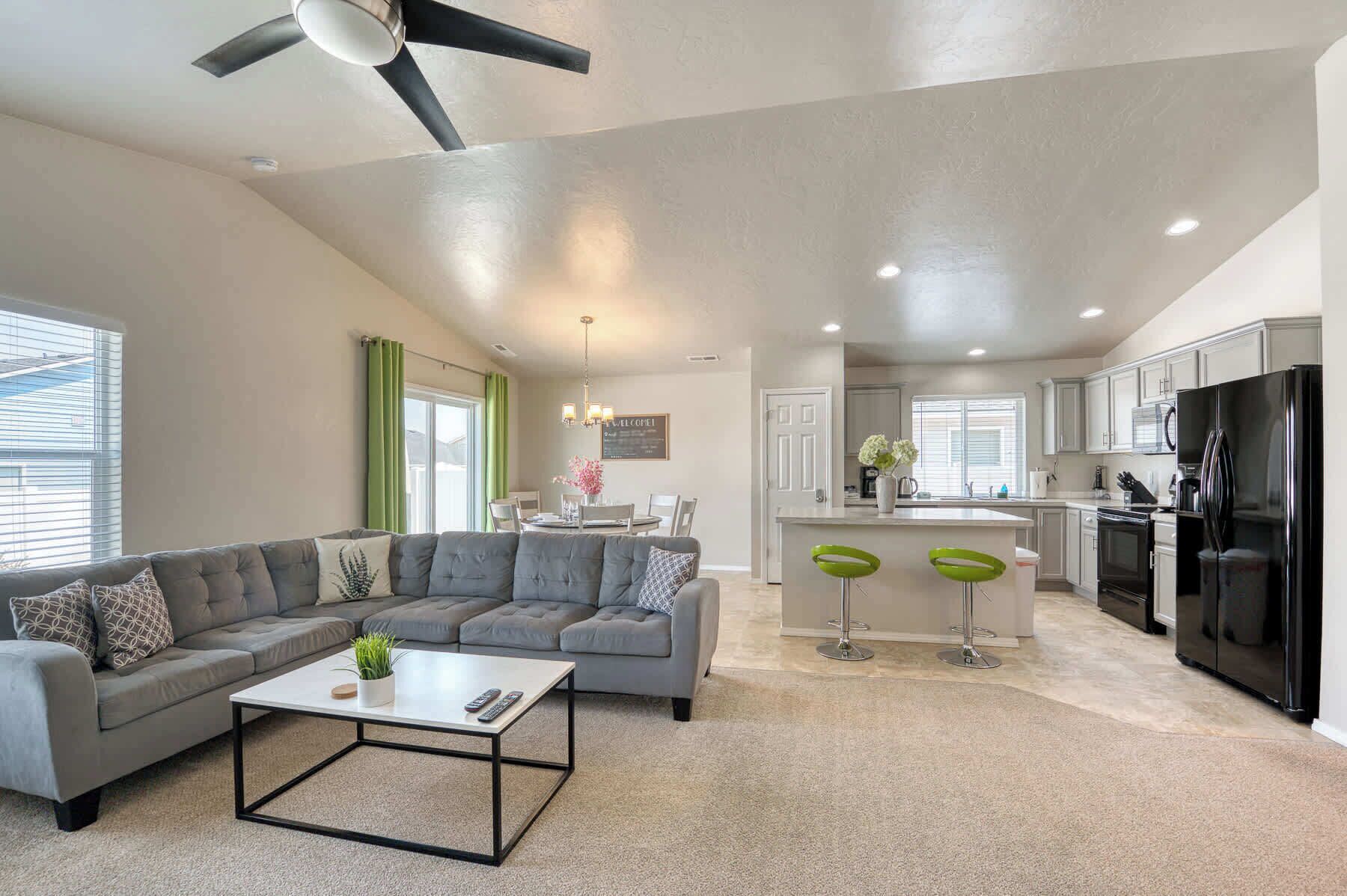 Una televisión, una chimenea, libros, una oficina