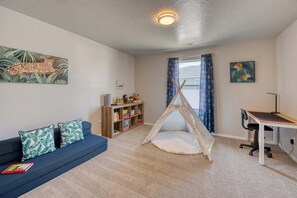 Interior - 4BR w/ Garage Parking | Fast WiFi & Playroom (Caldwell)