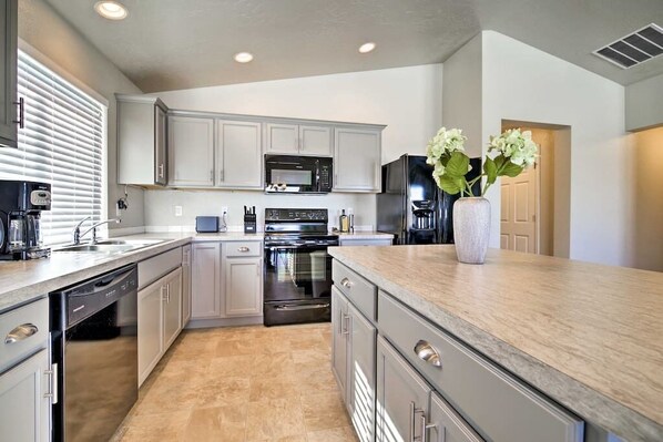 Jääkaappi, mikroaaltouuni, uuni, liesi