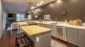 Coffee/tea maker, fridge, microwave, oven - Baker Street Central - Balcony With Incredible Mountain View (Nelson)