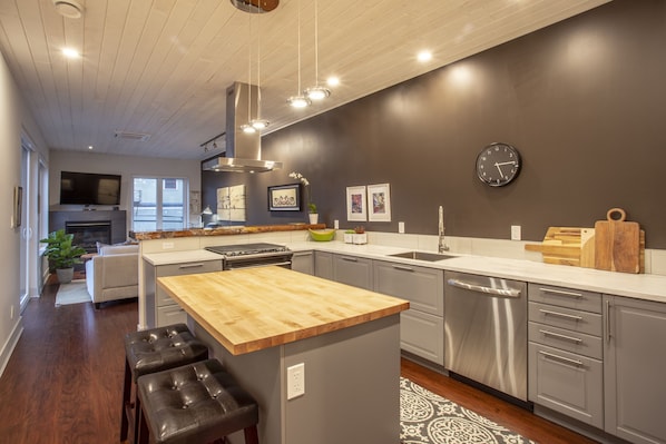 Réfrigérateur, four à micro-ondes, un four, surface de cuisson