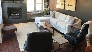 TV, fireplace - Baker Street Central - Balcony With Incredible Mountain View (Nelson)