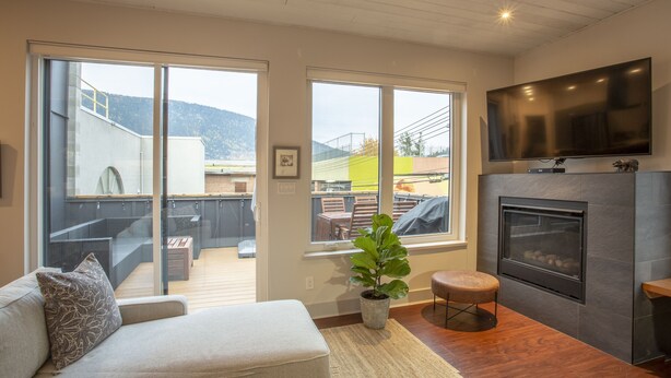 TV, fireplace - Baker Street Central - Balcony With Incredible Mountain View (Nelson)