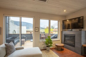 Living area - Baker Street Central - Balcony With Incredible Mountain View (Nelson)