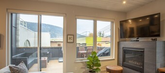 Baker Street Central - Balcony With Incredible Mountain View