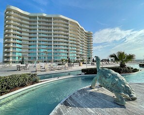 Alberca techada y alberca al aire libre