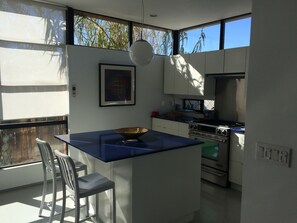 Réfrigérateur, four à micro-ondes, un four, surface de cuisson