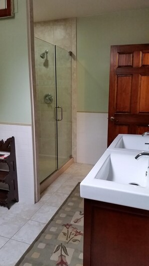 Duschwanne, Haartrockner, Handtücher, Toilettenpapier