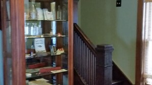 Eine Treppe mit Holzwand und einer Glastür-Buchablage, gefüllt mit Büchern und Dekoartikeln.