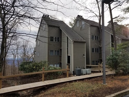 RARE 3B/2B Mountain Top Condo Walk to the Slopes and Resturants! Slope Views!