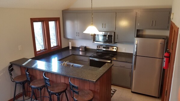 Refrigerador con congelador, microondas, horno y parrilla de estufa