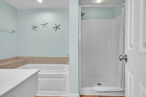 Combined shower/tub, hair dryer, towels