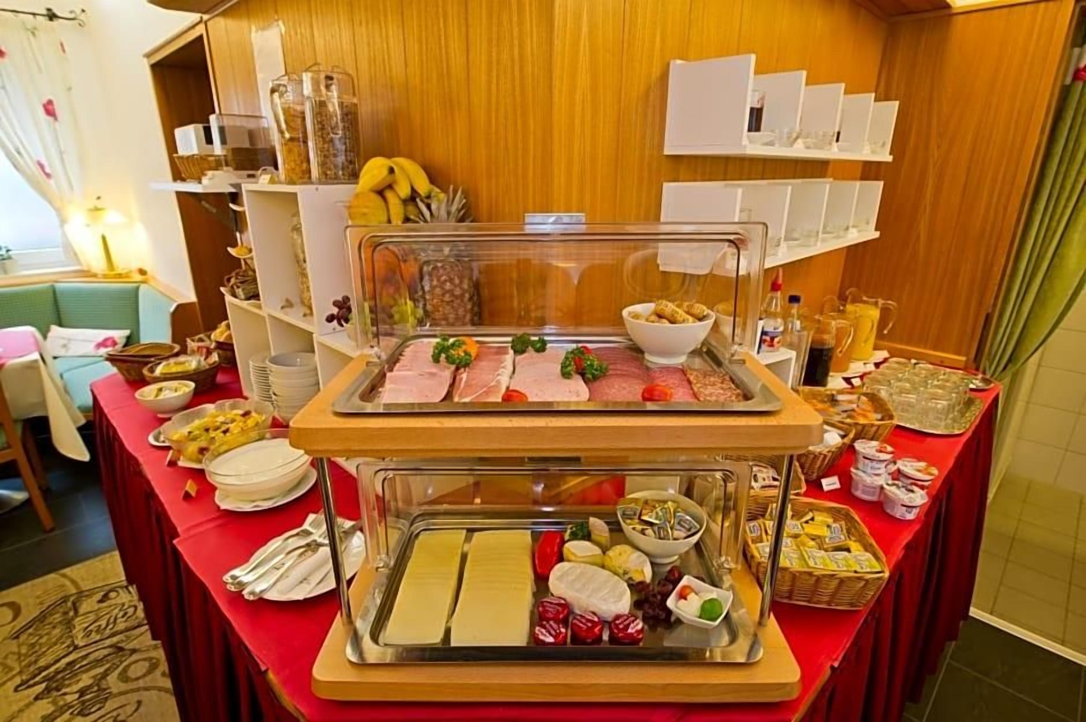 Ein reichhaltiges Buffet mit verschiedenen Speisen und einer Glastheke.