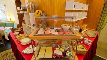 Ein reichhaltiges Buffet mit verschiedenen Speisen und einer Glastheke.
