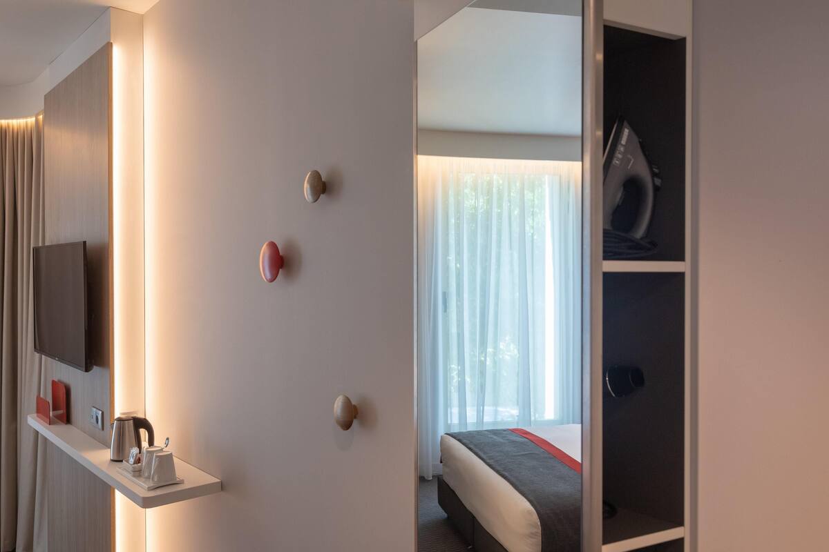 Escritorio, cortinas opacas, sistema de insonorización