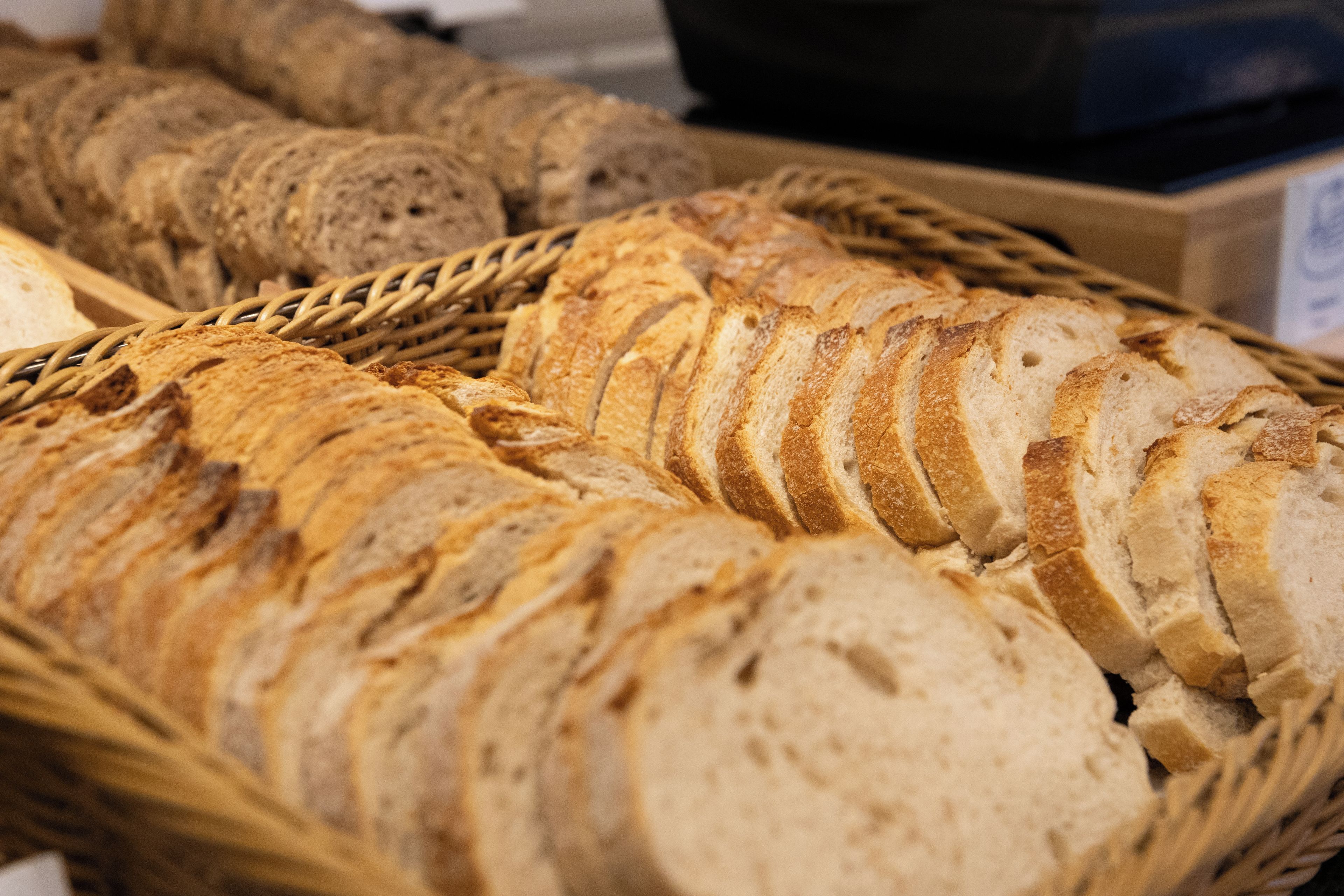 Una cesta con rebanadas de pan.