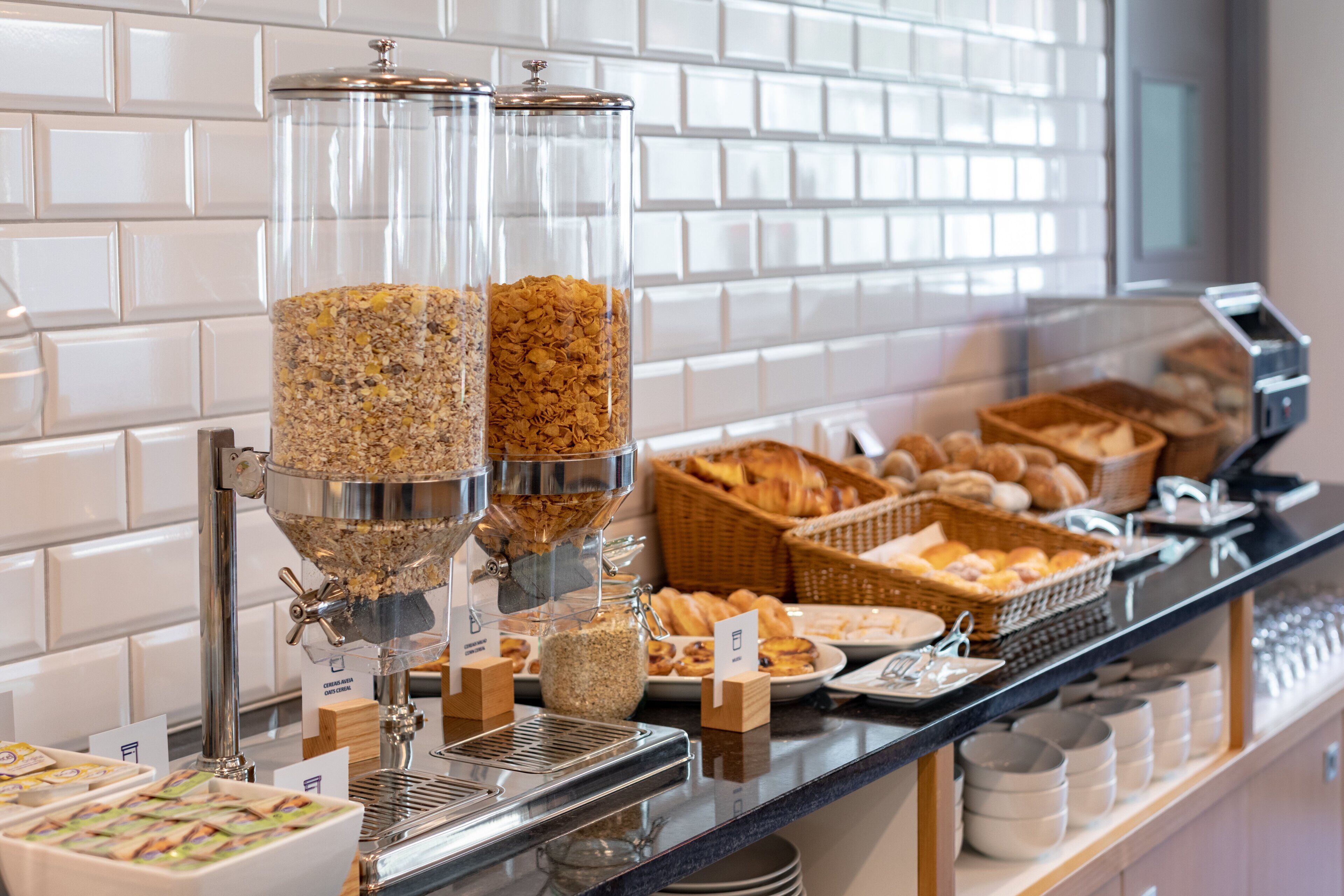 Un buffet proposant une variété de plats et un coin café.