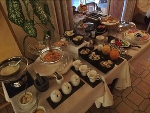 Free local cuisine breakfast