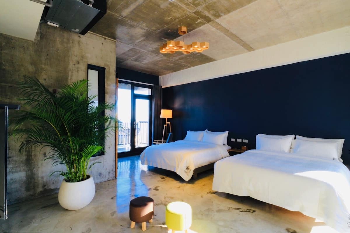 Ropa de cama de alta calidad, cubrecamas y cortinas blackout