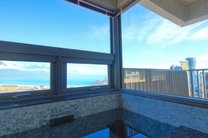 Habitació quàdruple Deluxe, no fumadors, vistes a l'oceà | Bany | Articles de tocador gratuïts, assecador de cabells i sabatilles