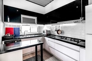 Fridge, microwave, dining tables - ChuLe Villa x Maobitou (Hengchun)