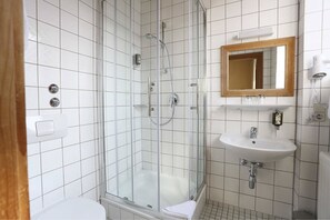 Shower, free toiletries, hair dryer, towels - Hotel Brauereigasthof Fuchs (Neusaess)