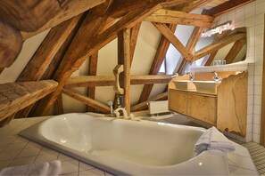 Regadera, amenidades de baño gratuitas, secadora de cabello, toallas 