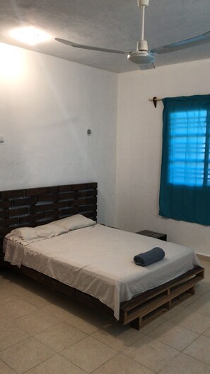 Appartamento Basic, non fumatori, vista cortile | Ferro/asse da stiro, Wi-Fi gratuito, lenzuola