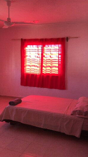Apartamento básico, no fumadores, vistas al patio | Tabla de planchar con plancha, wifi gratis, ropa de cama