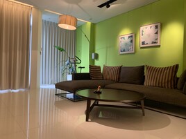 Escritorio, sistema de insonorización, wifi gratis y ropa de cama 