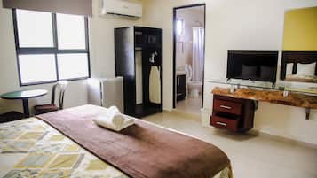 Habitación Confort doble, 1 cama de matrimonio, no fumadores, baño privado | Cortinas opacas, tabla de planchar con plancha, wifi gratis