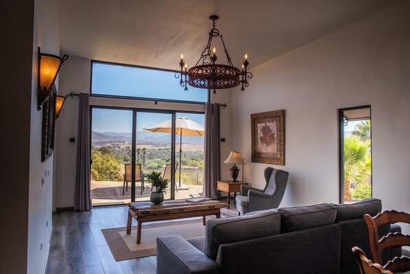 Casa La Crescenta, 2 habitaciones, vista al viñedo | Living room - Rancho Cien Piedras (Valle de Guadalupe)