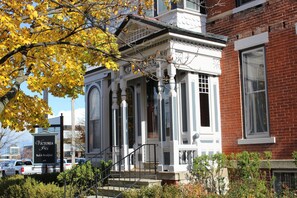 Front of property - Victoria Inn (Erie)