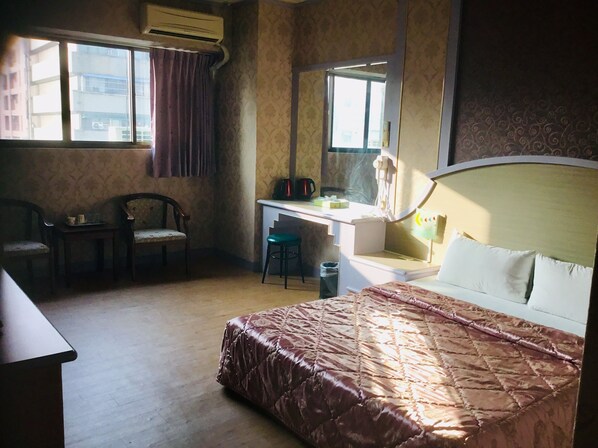 Habitación doble estándar | Escritorio, cortinas blackout, wifi gratis y ropa de cama 