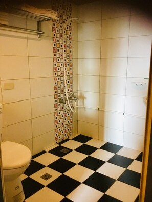 標準四人房 | 浴室 | 淋浴設備、淋浴花灑、免費盥洗用品、吹風機