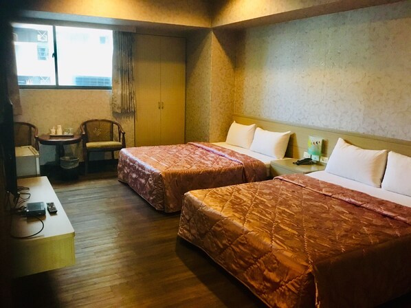 標準四人房 | 書桌、遮光布/窗簾、免費無線上網、床單